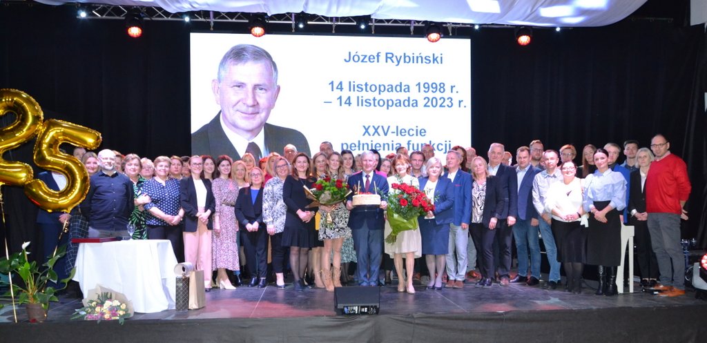 Pamiątkowa fotografia uczestników uroczystości 25-lecia burmistrzowania przez J. Rybińskiego.