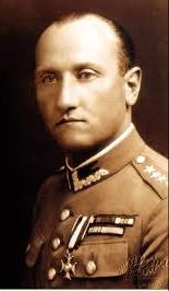 legionista, uczestnik wojny polsko-bolszewickiej, kawaler Virtuti Militari, jeździec – kandydat na olimpijczyka (w Los Angeles w 1932 r.), major artylerii. Urodził się w 1899 r. w Leżajsku, a od 1906 r. mieszkał w Radomyślu, gdzie jego ojciec Zygmunt był naczelnikiem sądu. W Radomyślu chodził do szkoły ludowej i pobierał prywatne lekcje. W sierpniu 1914 r. został szeregowym 1. Pułku Piechoty Legionów, a następnie służył w jednostkach artyleryjskich. Walczył m.in. pod Styrem i Kostiuchnówką. W 1918 r. wstąpił do Wojska Polskiego i został oficerem. Wziął udział w wojnie polsko-bolszewickiej. 20 września 1920 r. wyróżnił się bohaterską postawą nad rzeką Swisłocz pod Dublanami, za co otrzymał krzyż Virtuti Militari. Po wojnie kontynuował karierę w armii. Z sukcesami uprawiał też jeździectwo sportowe, był w składzie drużyny, która przygotowywała się do Igrzysk Olimpijskich w Los Angeles w 1932 r. Niestety polska drużyna tam nie wystąpiła ze względu na bardzo wysokie koszty transportu koni za ocean. W 1937 r. został awansowany do stopnia majora. W wojnie obronnej 1939 roku był dowódcą dywizjonu walczącego w składzie Armii „Kraków”. Po rozbiciu zgrupowania na Lubelszczyźnie w trzeciej dekadzie września, dostał się do niewoli sowieckiej. Osadzony został w obozie w Starobielsku, a wiosną 1940 roku zamordowany został w Charkowie.