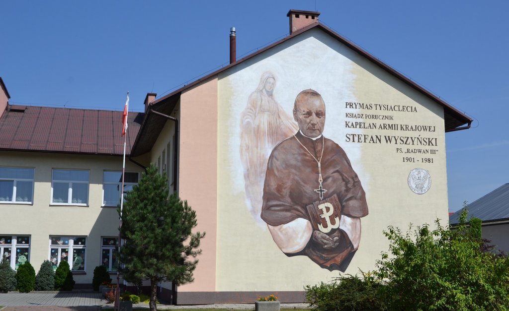 Mural na Szkole Podstawowej w Partyni; przedstawia patrona placówki - Prymasa Tysiąclecia Błogosławionego Kardynała Stefana Wyszyńskiego.