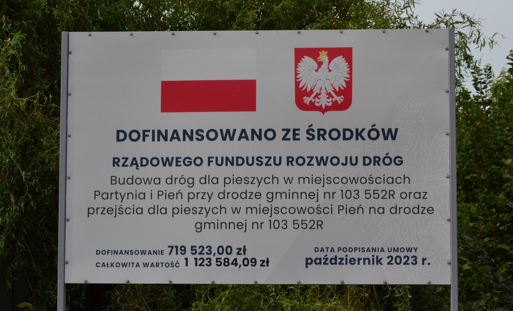 Tablica informacyjna o dofinansowaniu inwestycji z Rządowego Funduszu Rozwoju Dróg